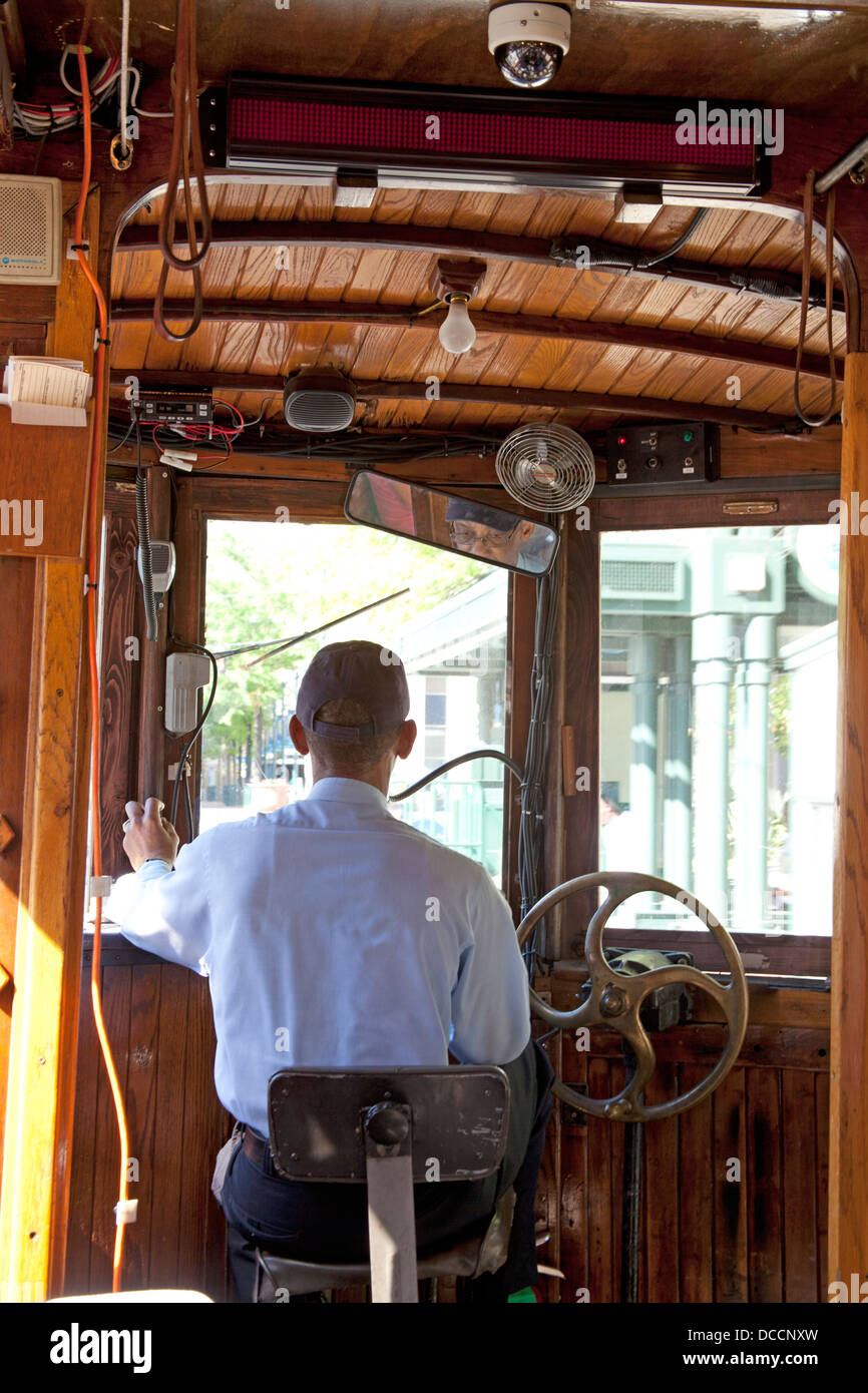 Interno di un tram d'epoca trolley car e il suo driver in Memphis, Tennessee, Stati Uniti d'America Foto Stock