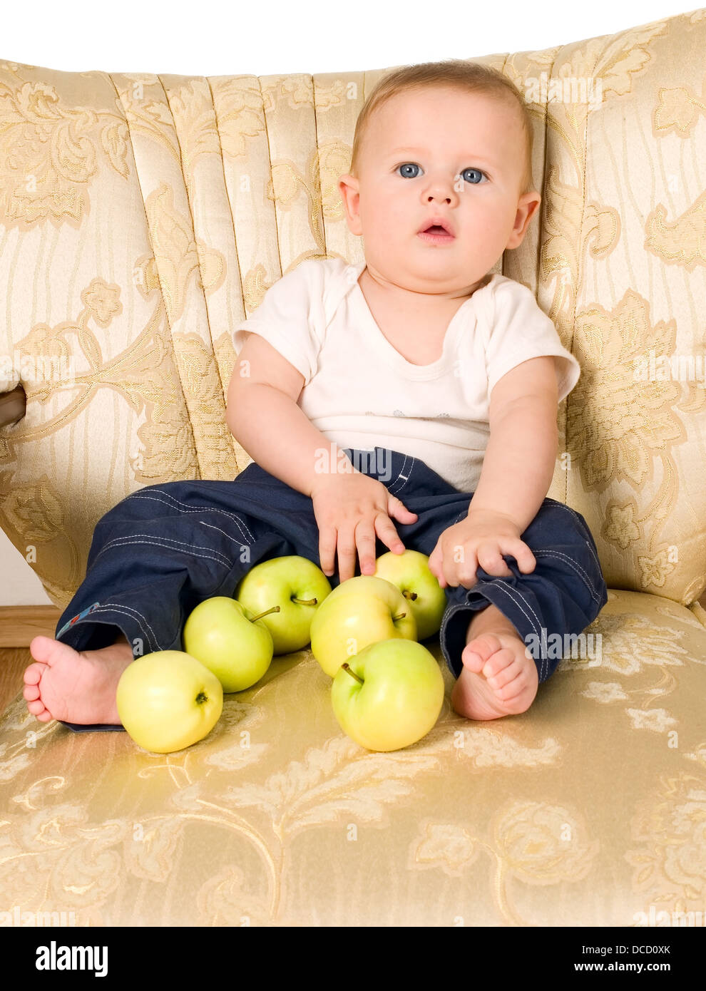 Unione baby boy è giocare con le mele Foto Stock