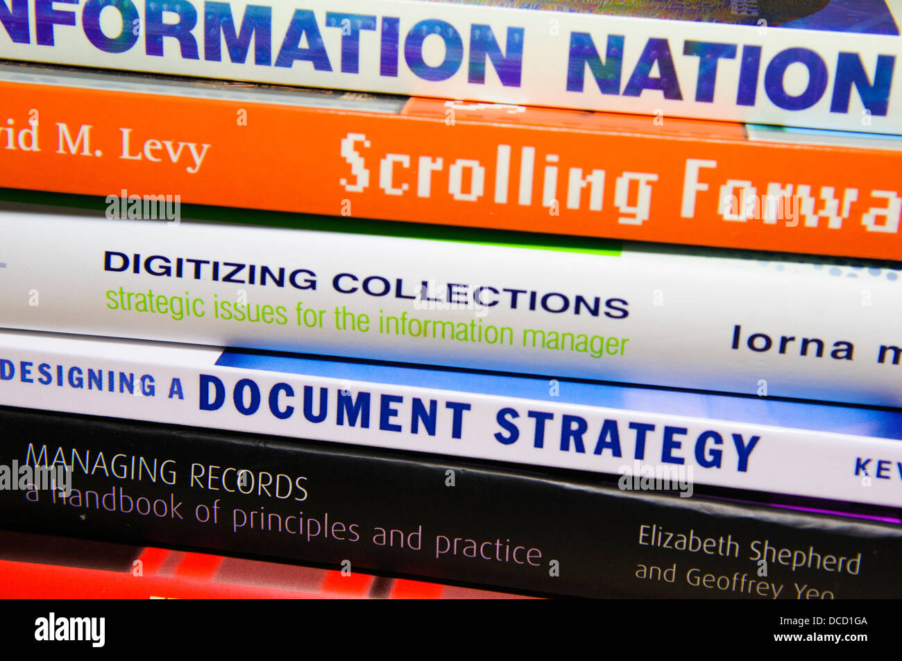 Pila di libri sul documento elettronico e Record Management Systems (EDRMS) e per la gestione delle informazioni Foto Stock