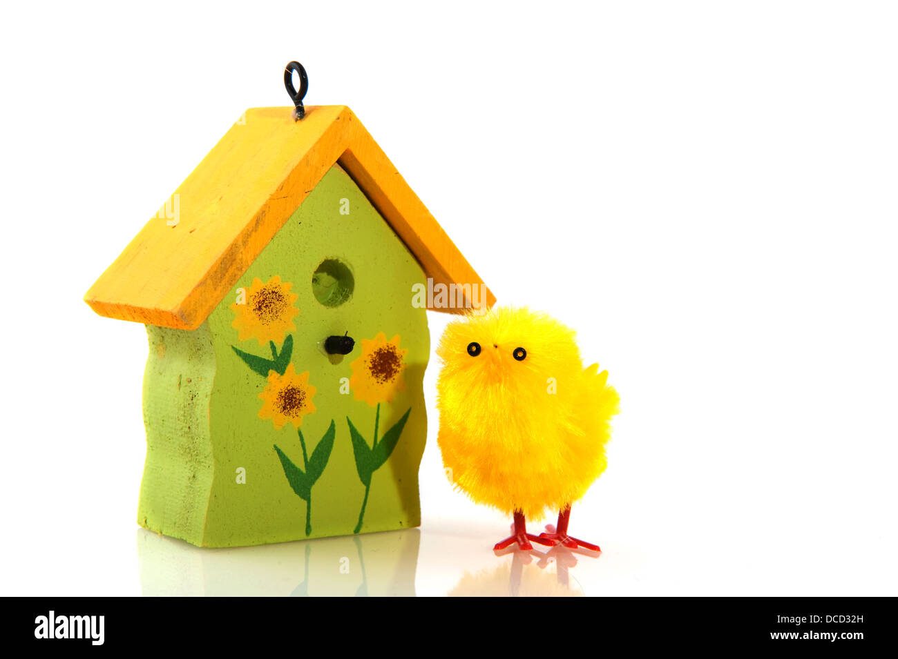 Pulcino di pasqua con birdhouse Foto Stock