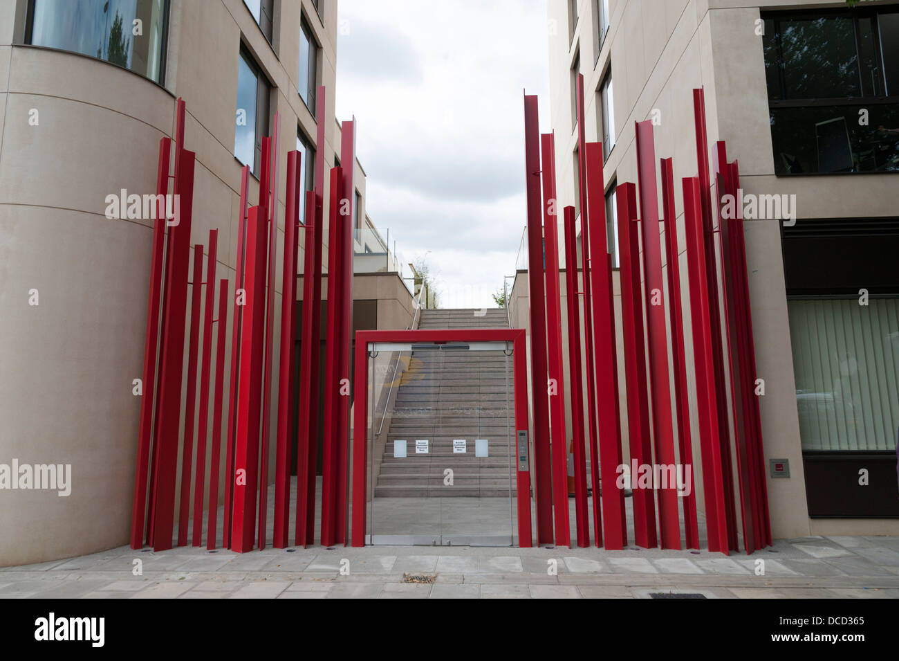 Ornati cancelli rossi a lato del Parkside luogo e Cambridge Fire station REGNO UNITO Foto Stock