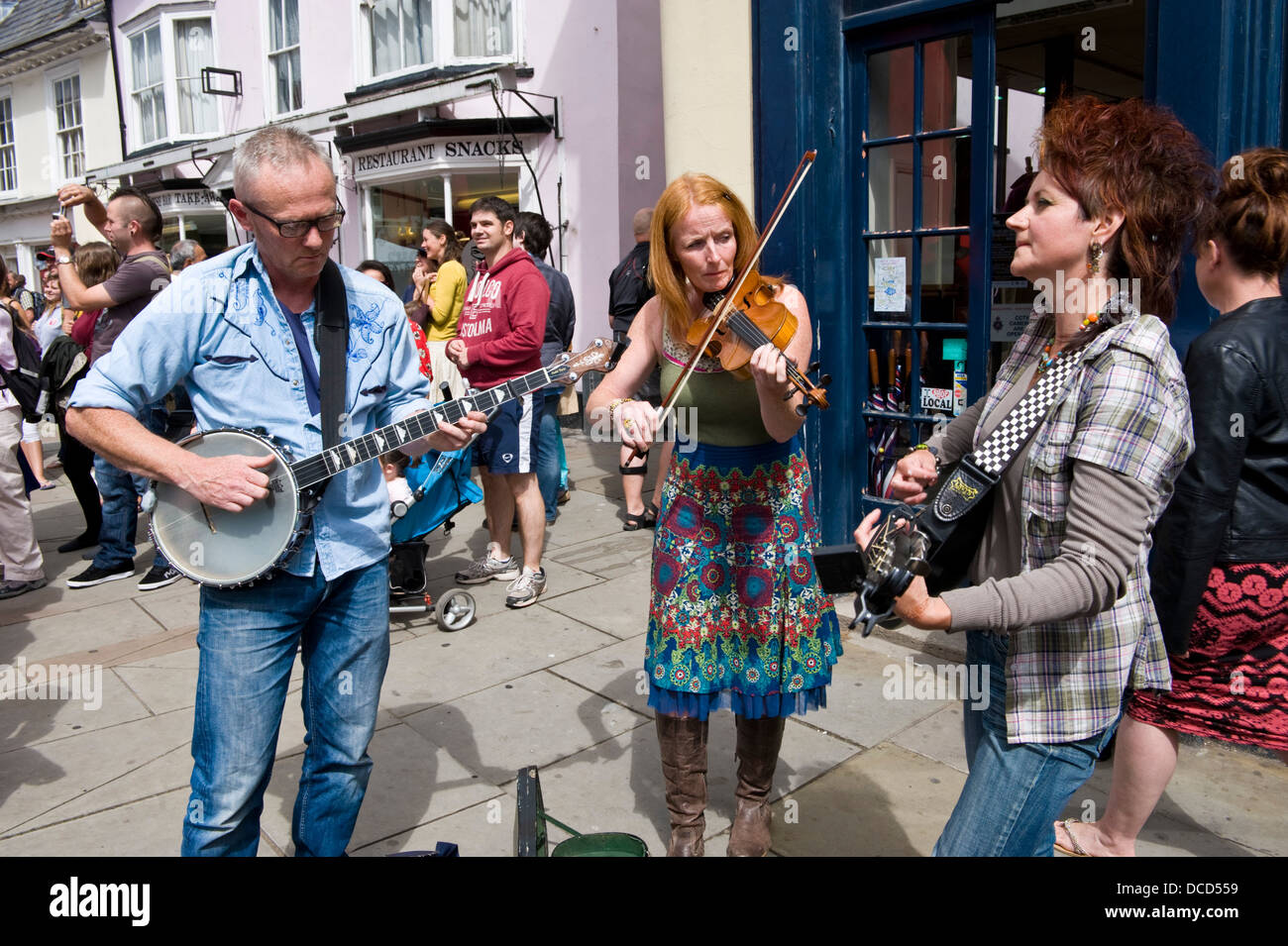 Bluegrass band acustica Hershel's Barn giocare in strada durante il Brecon Jazz Festival 2013 Foto Stock
