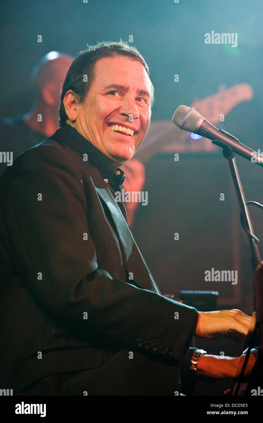 Jools Holland giocando con il suo ritmo e Blues Orchestra sul palco a Brecon Jazz Festival 2013 Foto Stock