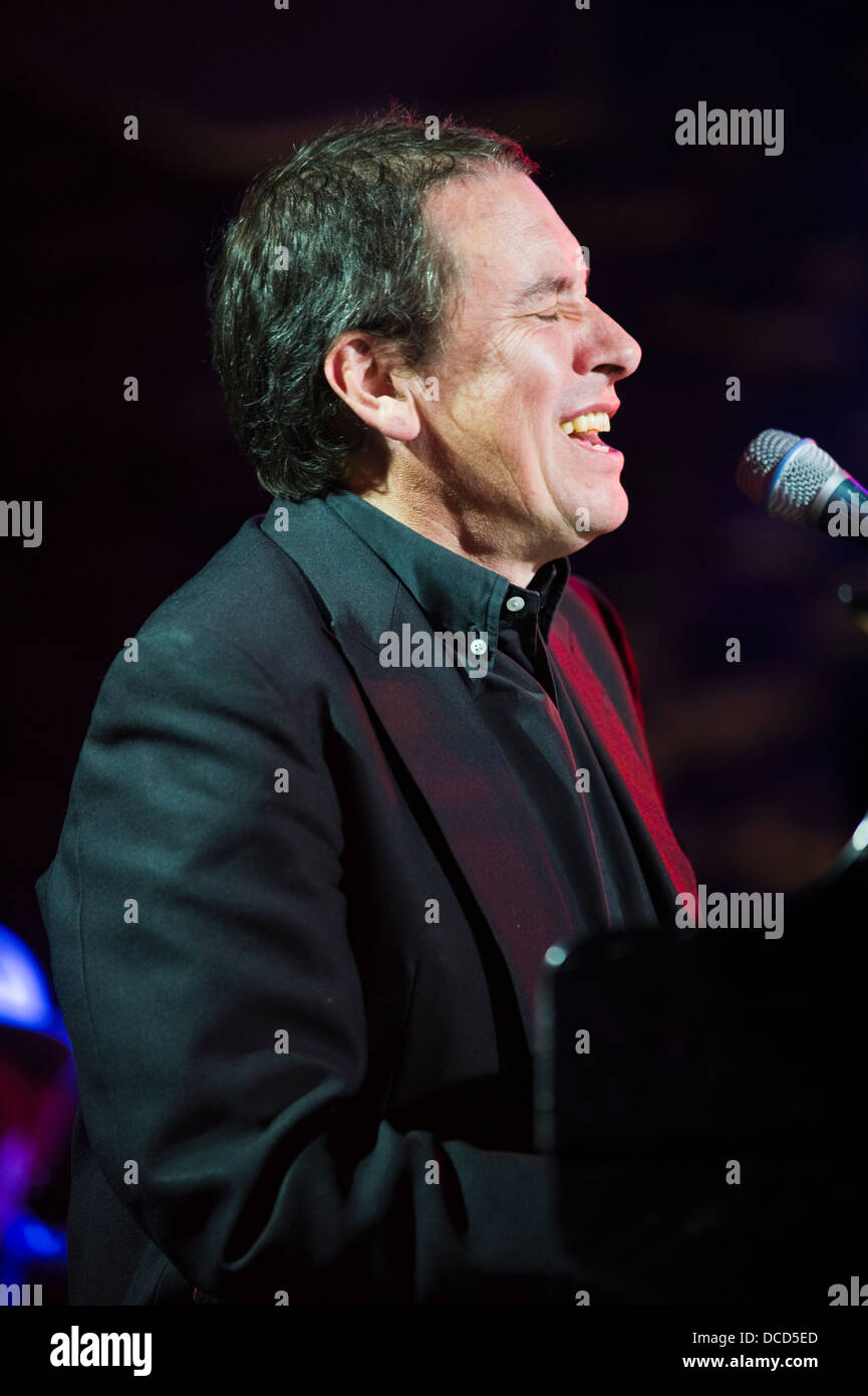 Jools Holland giocando con il suo ritmo e Blues Orchestra sul palco a Brecon Jazz Festival 2013 Foto Stock