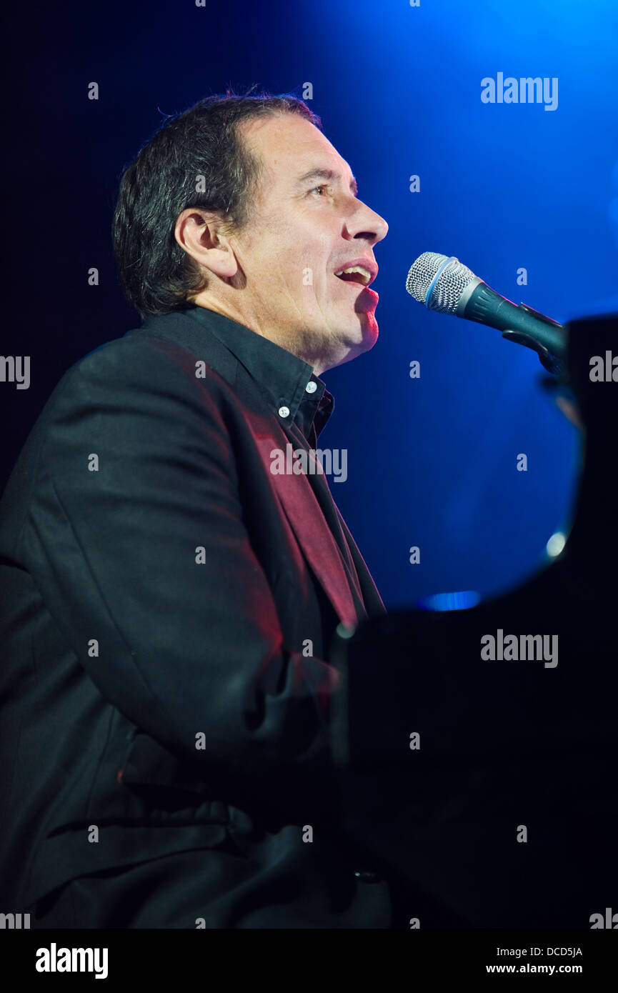 Jools Holland giocando con il suo ritmo e Blues Orchestra sul palco a Brecon Jazz Festival 2013 Foto Stock