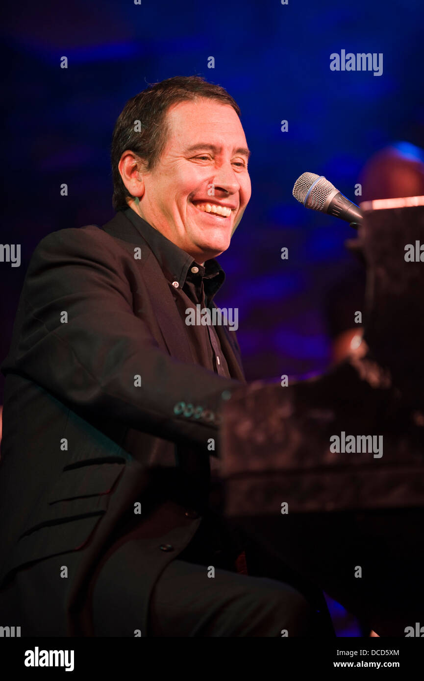 Jools Holland giocando con il suo ritmo e Blues Orchestra sul palco a Brecon Jazz Festival 2013 Foto Stock