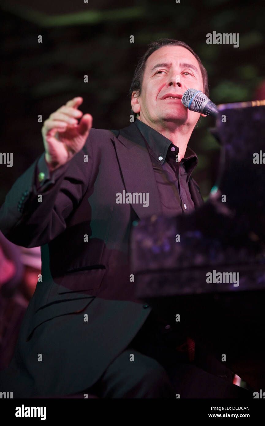 Jools Holland giocando con il suo ritmo e Blues Orchestra sul palco a Brecon Jazz Festival 2013 Foto Stock