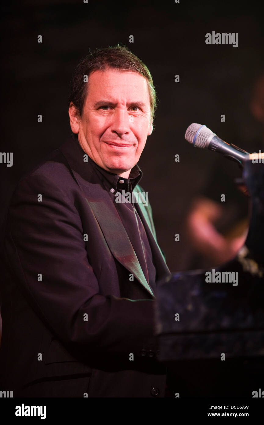 Jools Holland giocando con il suo ritmo e Blues Orchestra sul palco a Brecon Jazz Festival 2013 Foto Stock