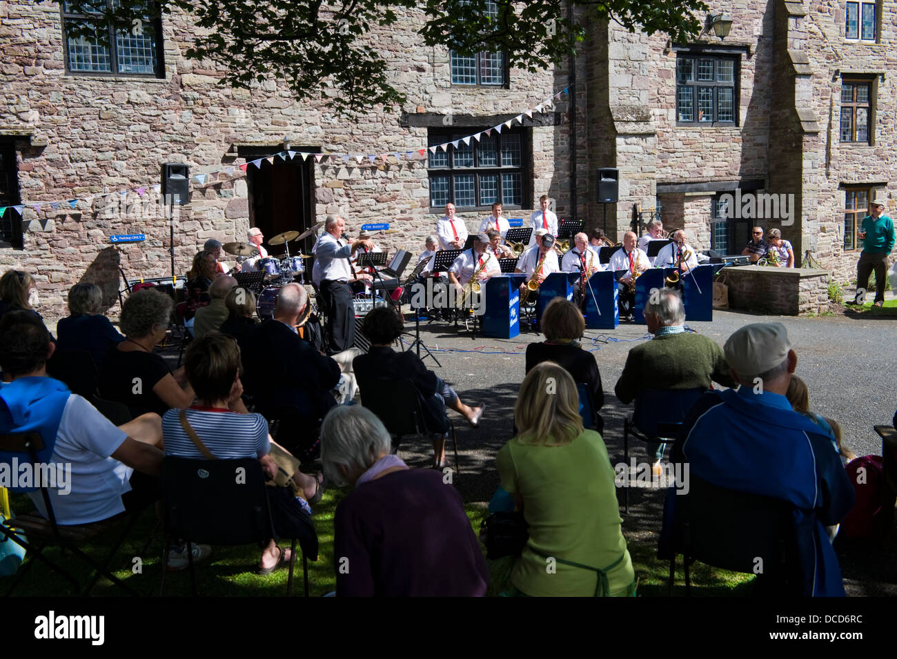 Morriston Big Band giocando fuori Brecon cattedrale durante Brecon Jazz Festival 2013 Foto Stock