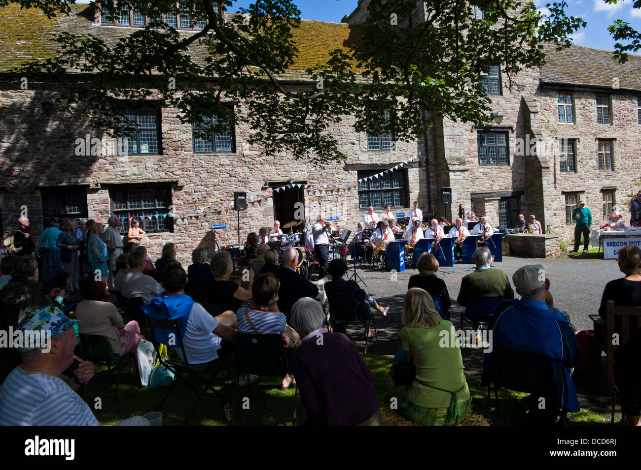 Morriston Big Band giocando fuori Brecon cattedrale durante Brecon Jazz Festival 2013 Foto Stock