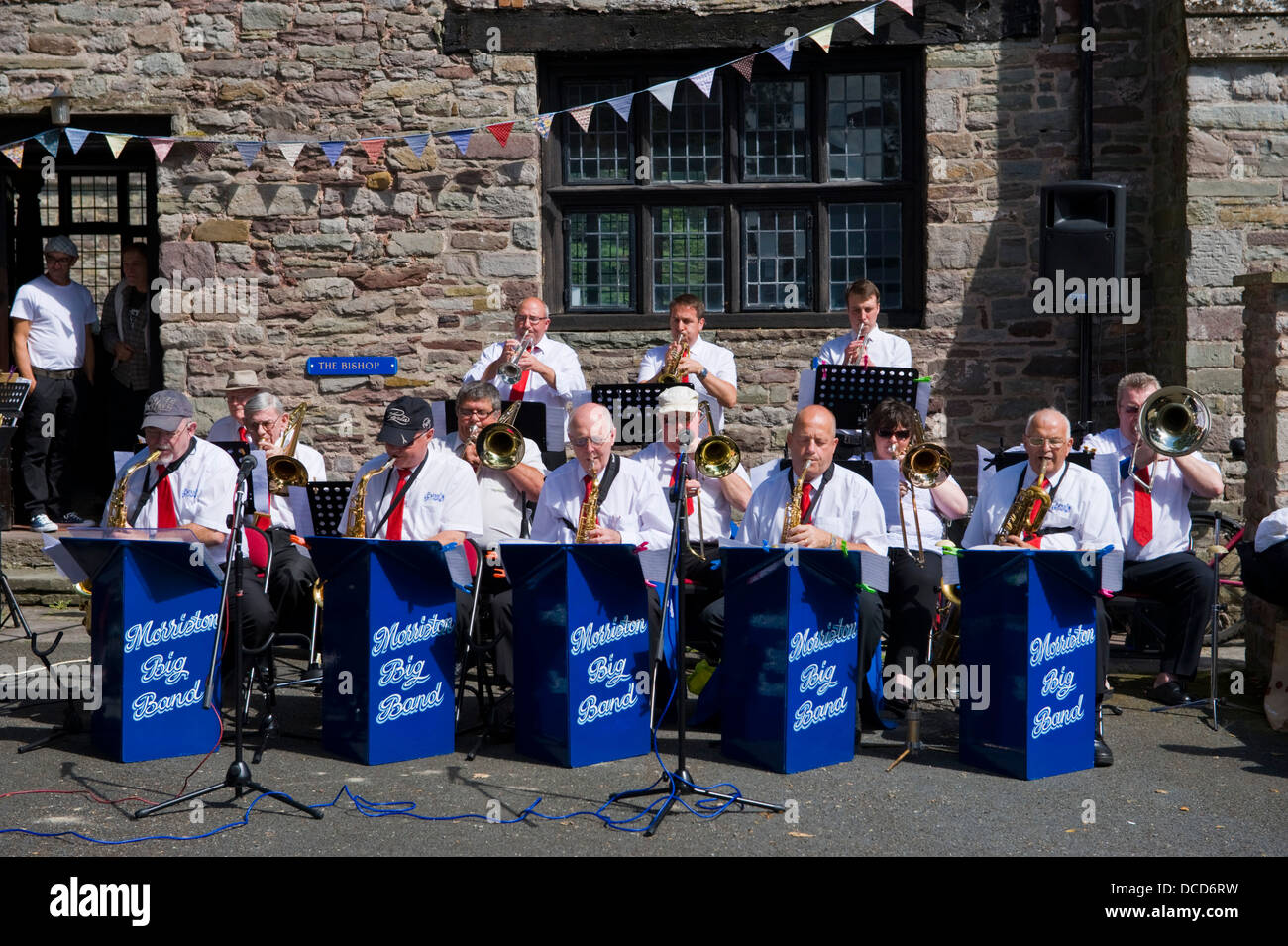 Morriston Big Band giocando fuori Brecon cattedrale durante Brecon Jazz Festival 2013 Foto Stock