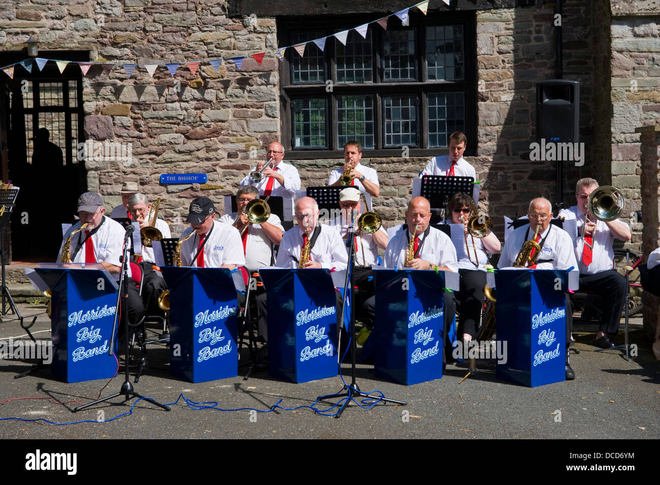 Morriston Big Band giocando fuori Brecon cattedrale durante Brecon Jazz Festival 2013 Foto Stock