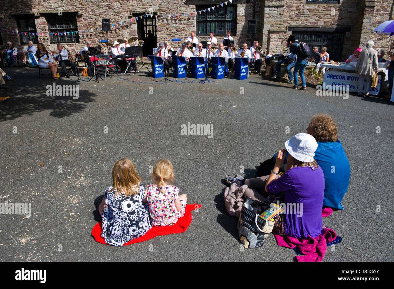 Morriston Big Band giocando fuori Brecon cattedrale durante Brecon Jazz Festival 2013 Foto Stock