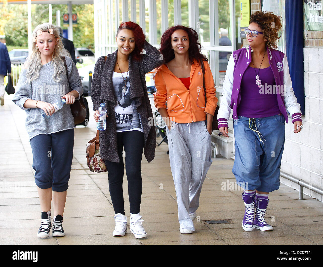 X Factor finalisti Perrie Edwards, Leigh-Anne Pinnock Jade Thirlwall, Jesy Nelson, del mix poco andare a fare shopping insieme a Londra, Inghilterra - 05.10.11 Foto Stock