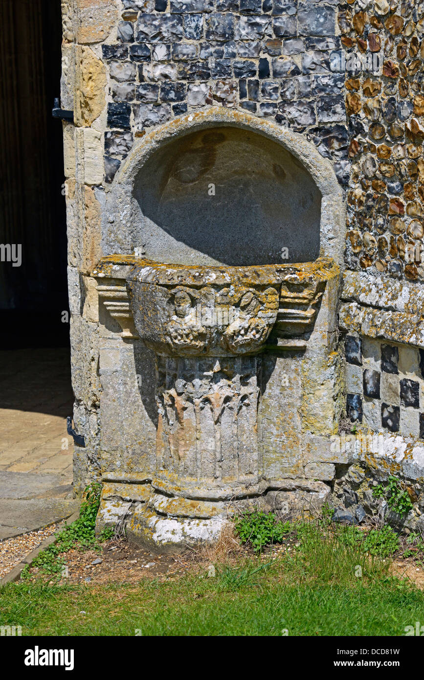 Acquasantiera. Chiesa di Santo Trinty. Blythburgh, Suffolk, Inghilterra, Regno Unito, Europa. Foto Stock