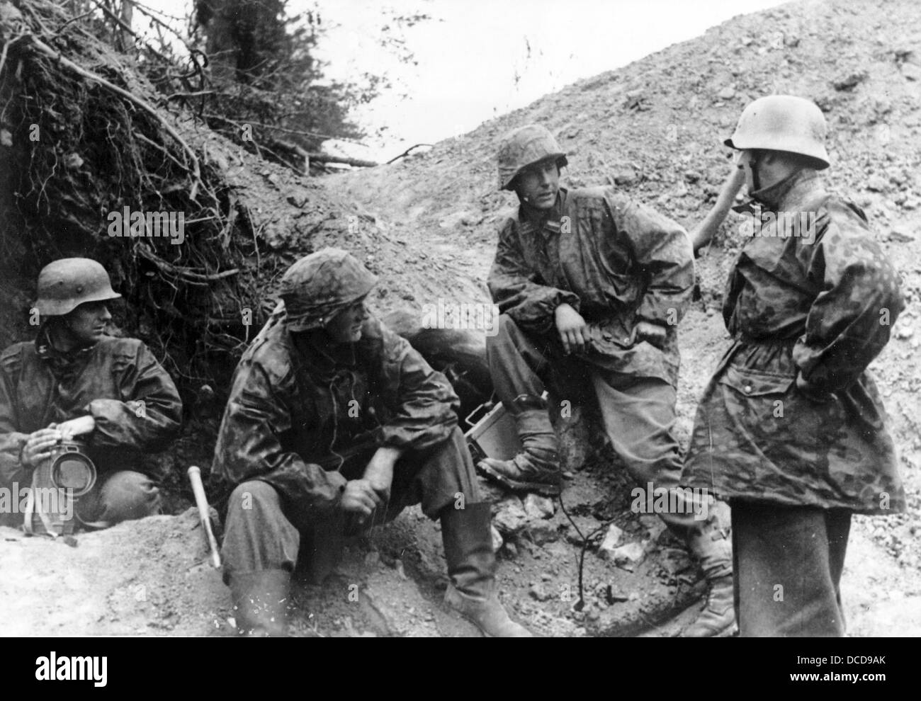 I membri della Wehrmacht tedesca sono raffigurati dopo un raid aereo delle forze alleate in Normandia in Francia nell'agosto 1944. Fotoarchiv für Zeitgeschichte Foto Stock