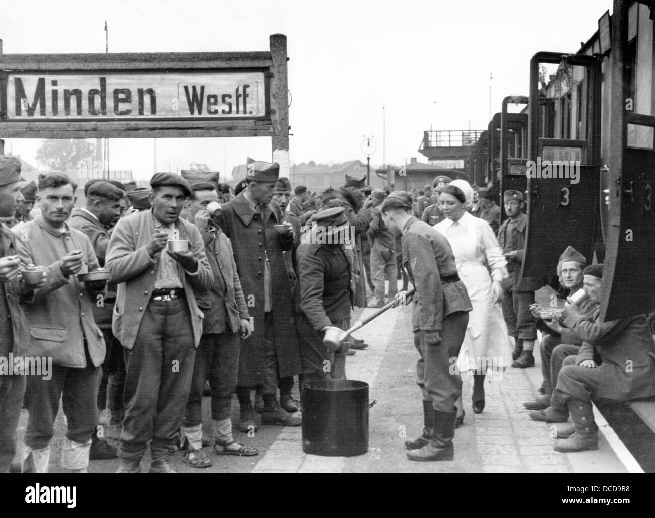 I prigionieri di guerra francesi in Germania, che vengono scambiati con i lavoratori civili francesi e possono tornare nel loro paese d'origine nel 1942 (la cosiddetta 'Relève'), sono forniti di rifornimenti presso la stazione ferroviaria di Minden, in Germania. Fotoarchiv für Zeitgeschichte Foto Stock