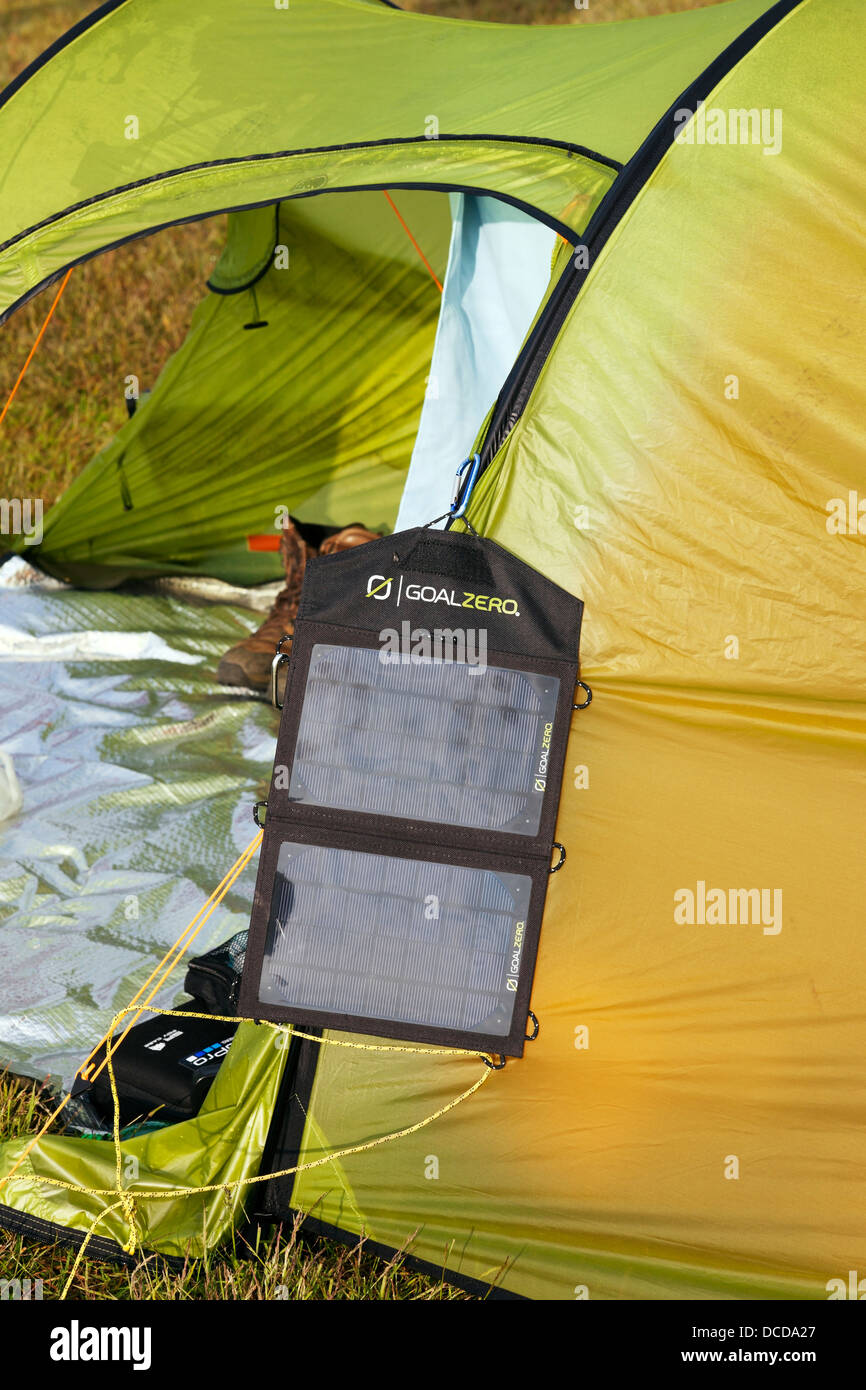 Portable pannelli solari attaccato al lato di una tenda Foto Stock