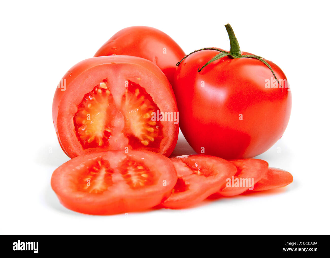 Rosso pomodoro intero e tagli isolato su bianco Foto Stock