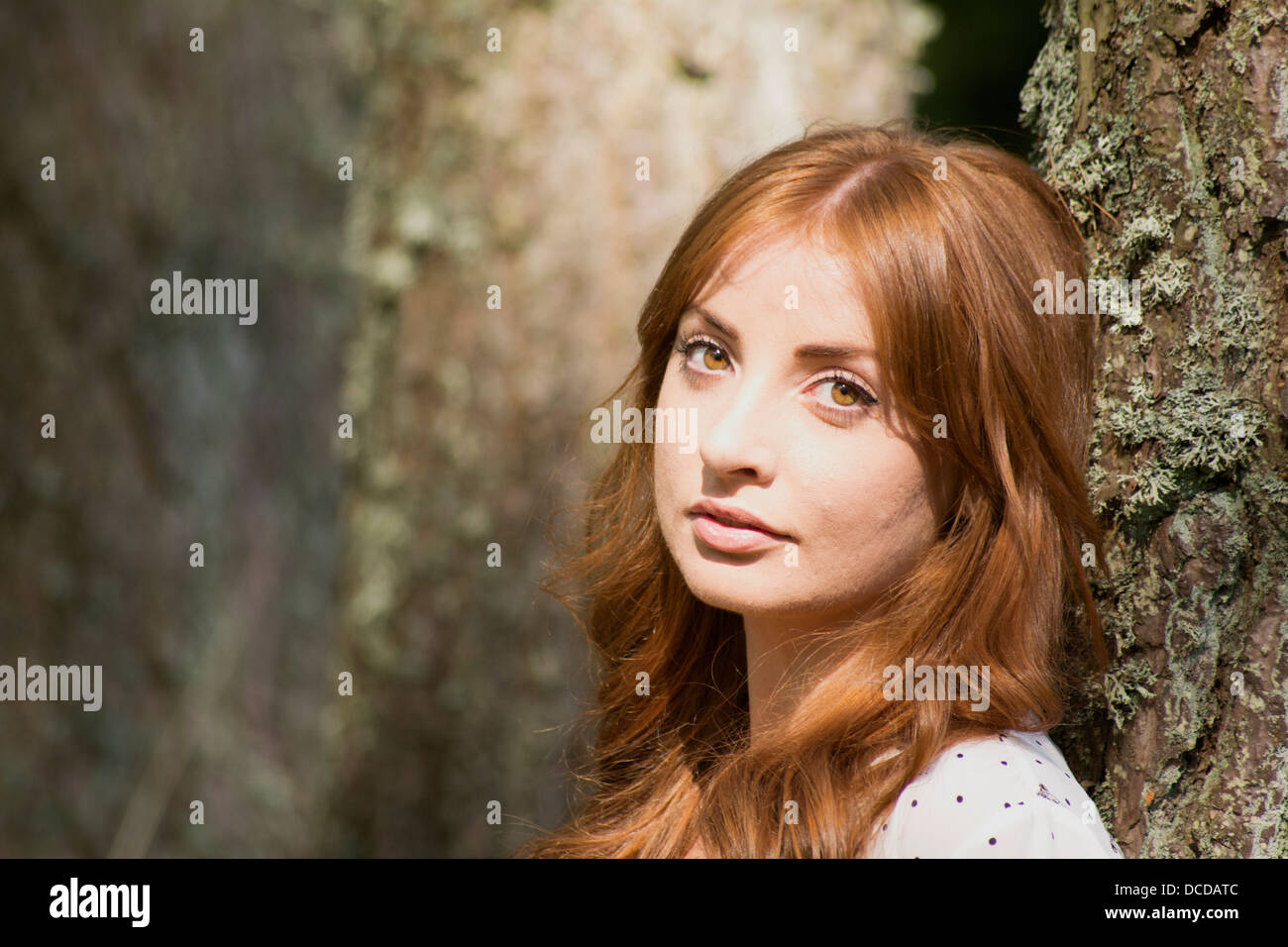 L'immagine orizzontale di una giovane donna con lunghi capelli rossi, guardando la fotocamera Foto Stock