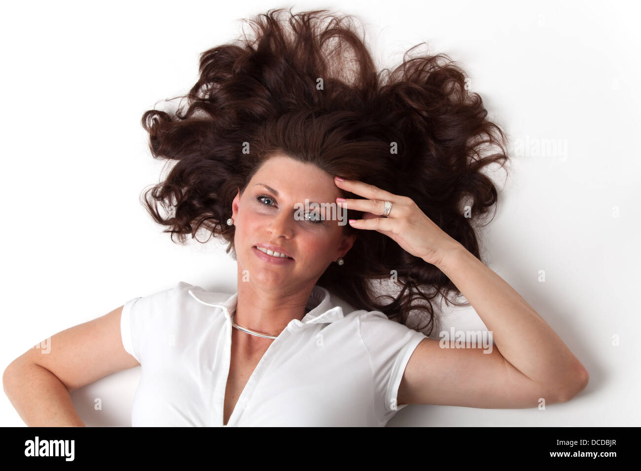 Brunette donna su bianco Foto Stock