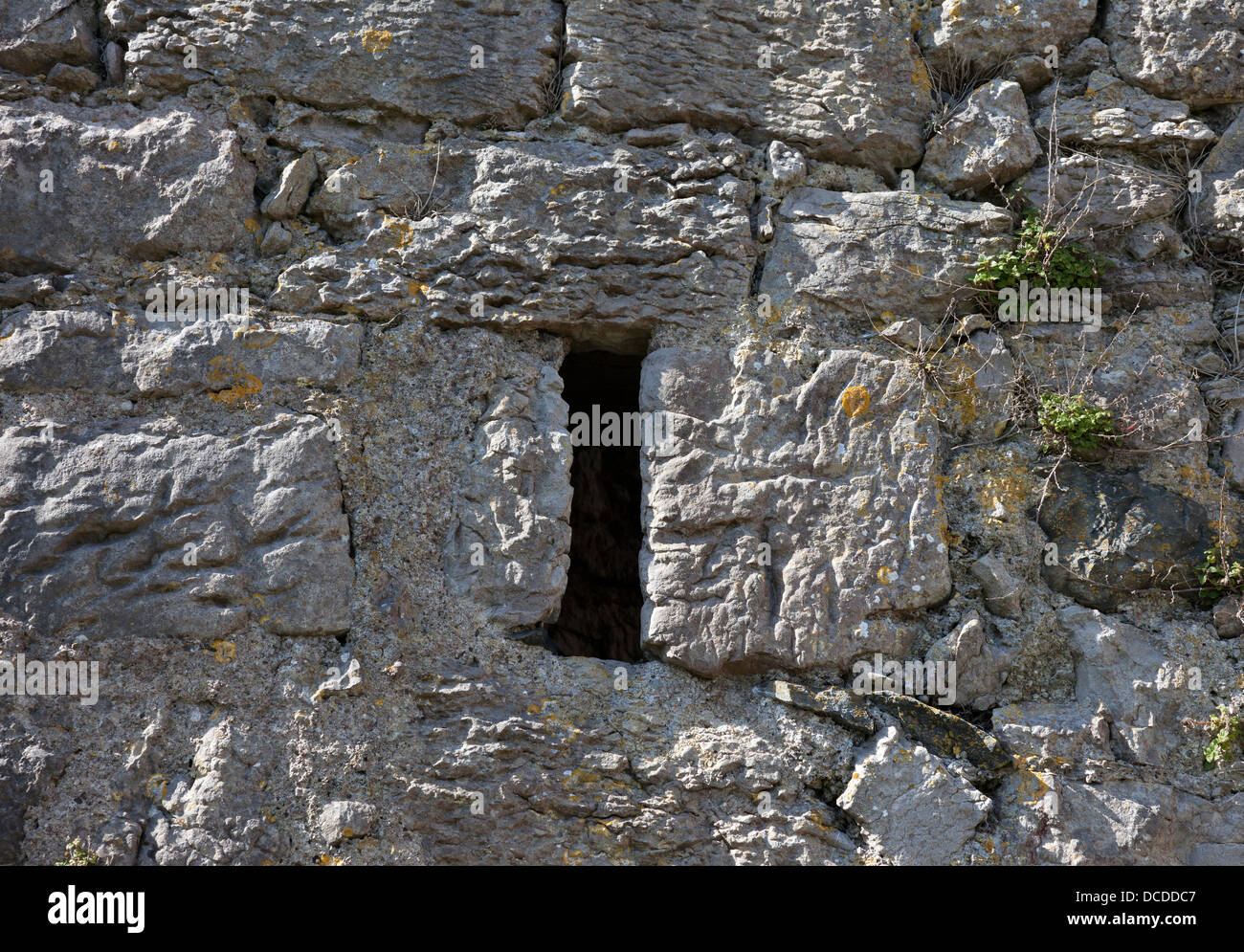 Freccia difensiva feritoia in un muro di castello Arnside Silverdale Tower Regno Unito Foto Stock