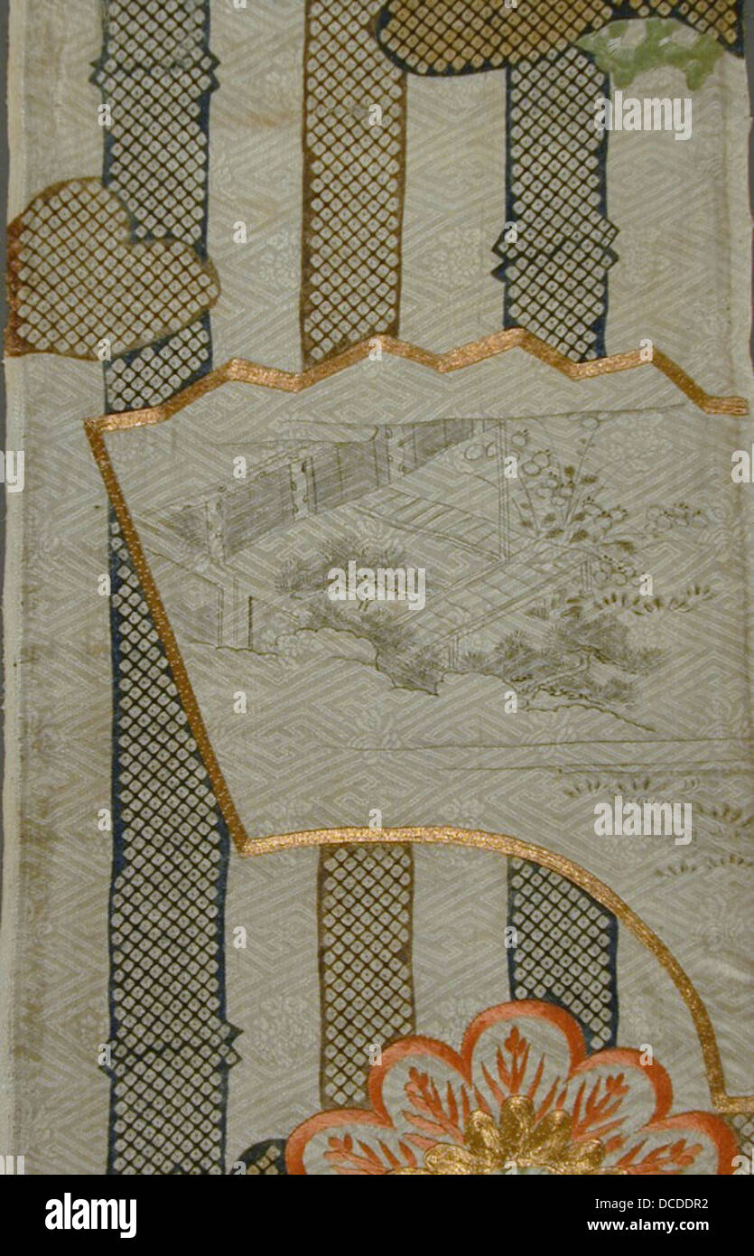 Questo frammento di kosode giapponese presenta motivi di bambù, pino e ventaglio, evidenziando il tradizionale design tessile giapponese con una scena dipinta della natura. Foto Stock