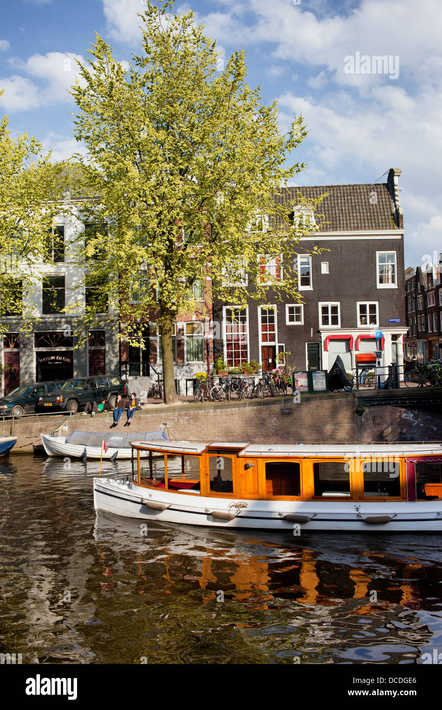 Barca sul canale Keizersgracht in Olanda, Amsterdam, Paesi Bassi. Foto Stock