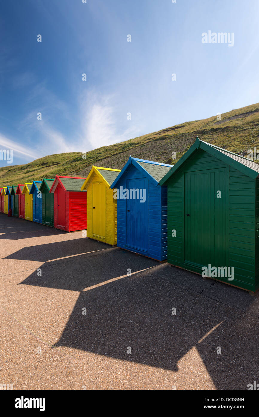 Riga della pittoresca spiaggia di capanne in Whitby Foto Stock