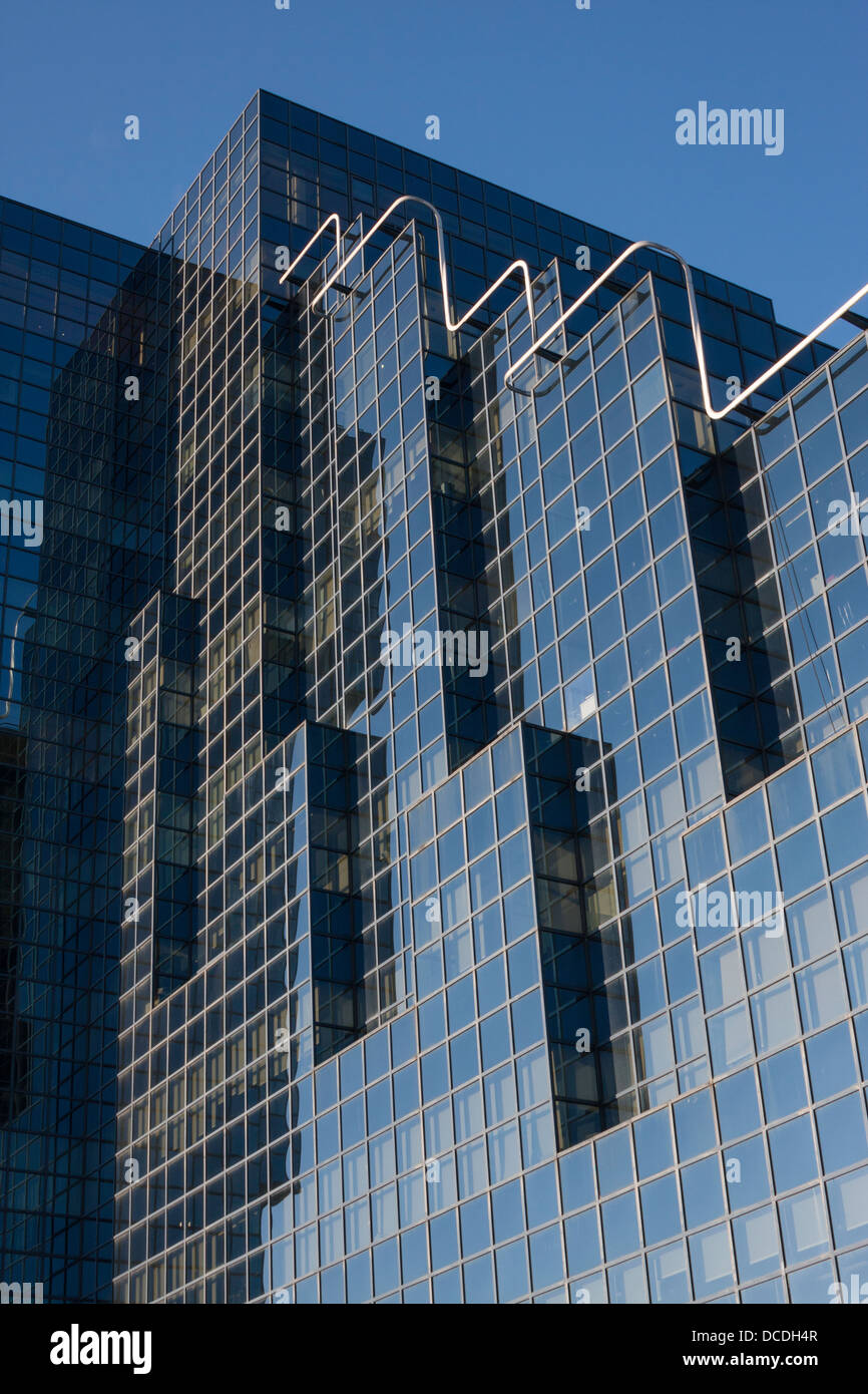 Blu, Vetro frontale in un ufficio moderno edificio, Embankment, Londra Foto Stock