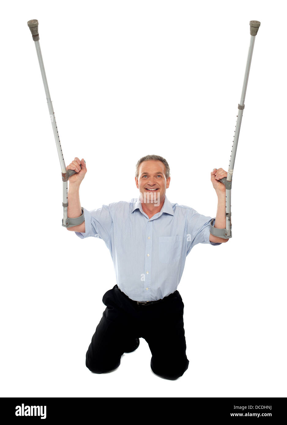 Uomo più anziano ringraziando Dio mentre di riprendersi dal pregiudizio subito. Seduto sul pavimento e guardando verso l'alto Foto Stock