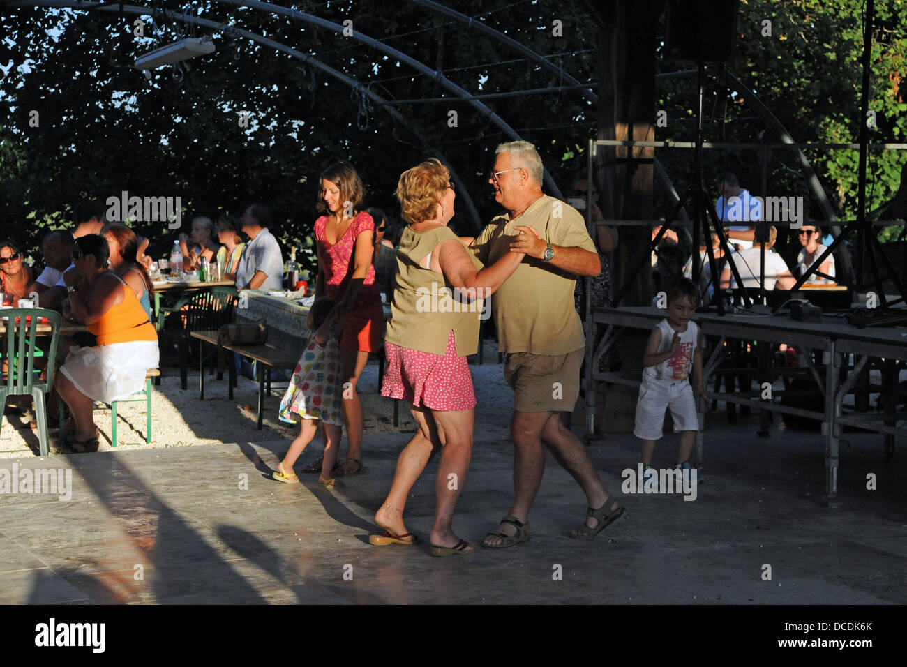 Danzare durante la serata al picnic o festeggiare nel villaggio rurale di Loubejac, nella Francia rurale Foto Stock