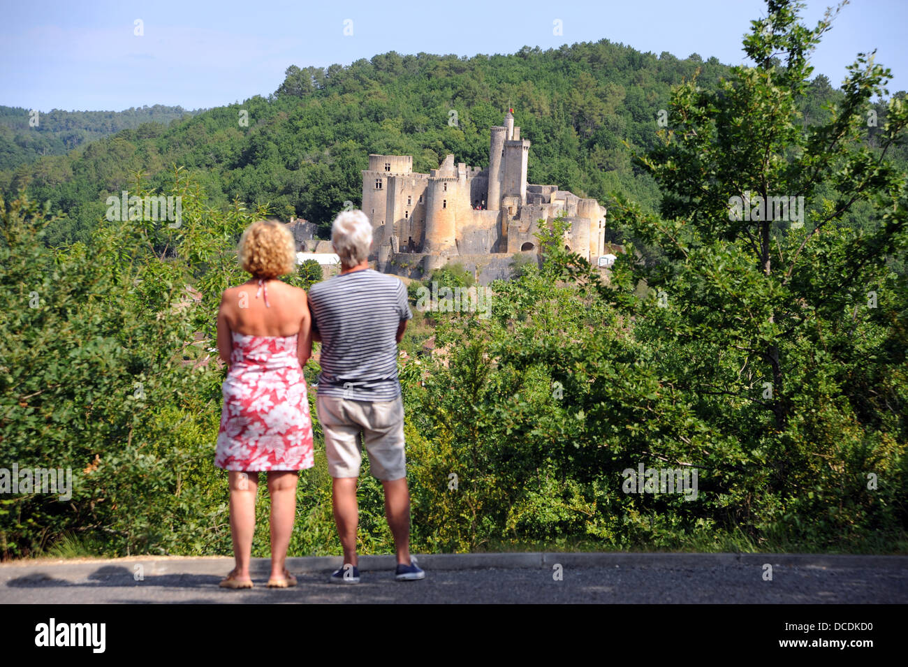 I turisti di visitare il castello di Bonaguil nel sacco Regione o dipartimento del sud ovest di midi-Pyrenees area della Francia Foto Stock