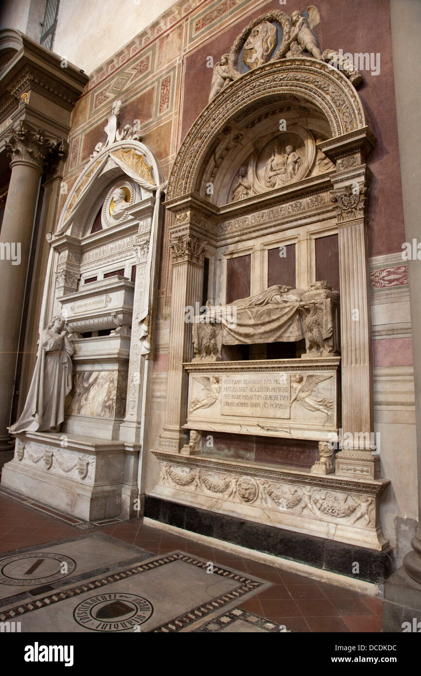 Tombe all interno della Basilica di Santa Croce a Firenze, Italia Foto  stock - Alamy