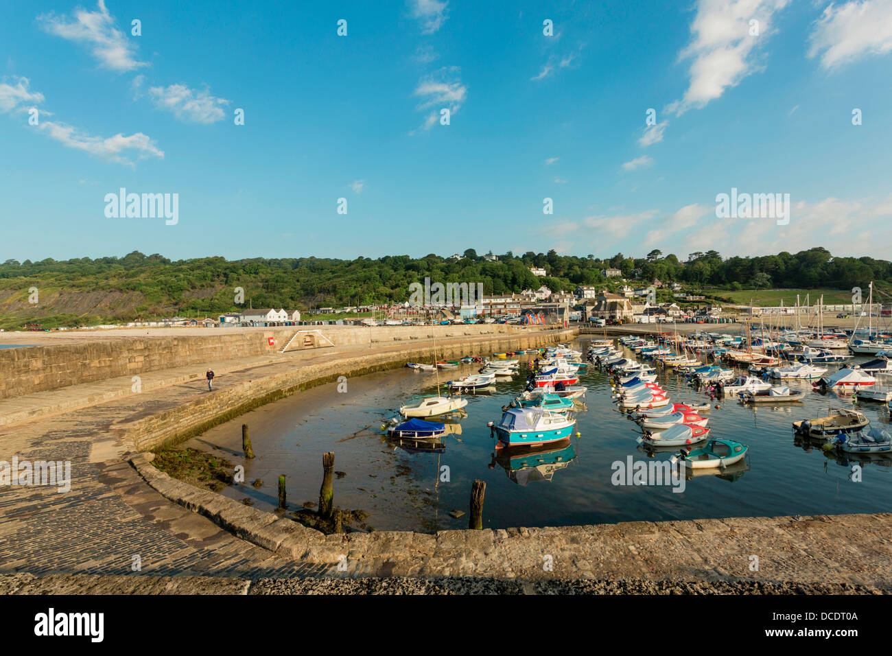 Barche galleggianti in Lyme Regis Harbour Dorset Foto Stock