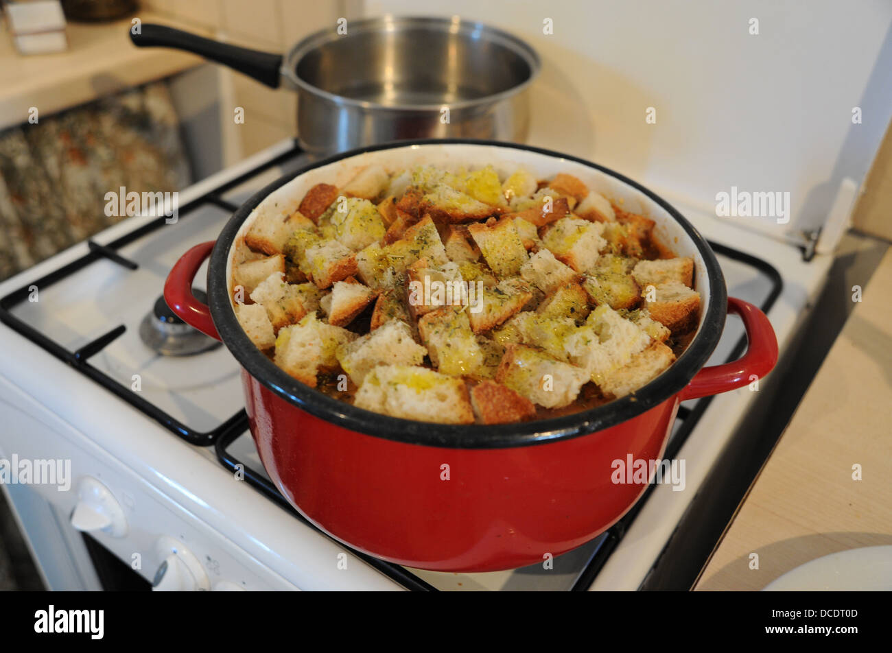 Cassoulet tradizionale realizzato con salsiccia di Tolosa nel sacco Regione o dipartimento del sud-ovest della Francia Foto Stock