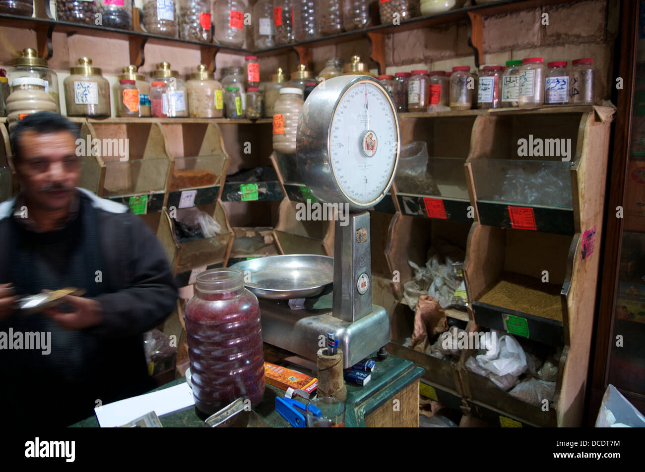 Venditore di spezie del negozio nel Khan al Khalili al Cairo, Egitto Foto Stock