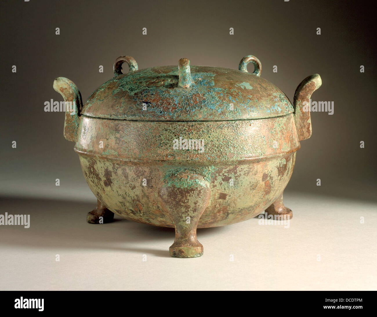 Questo calderone alimentare lidato (Ding) del Los Angeles County Museum of Art è un vaso in bronzo che riflette le antiche tecniche cinesi di lavorazione dei metalli. Il calderone presenta disegni intricati, che mostrano l'arte del bronzo cinese. Foto Stock