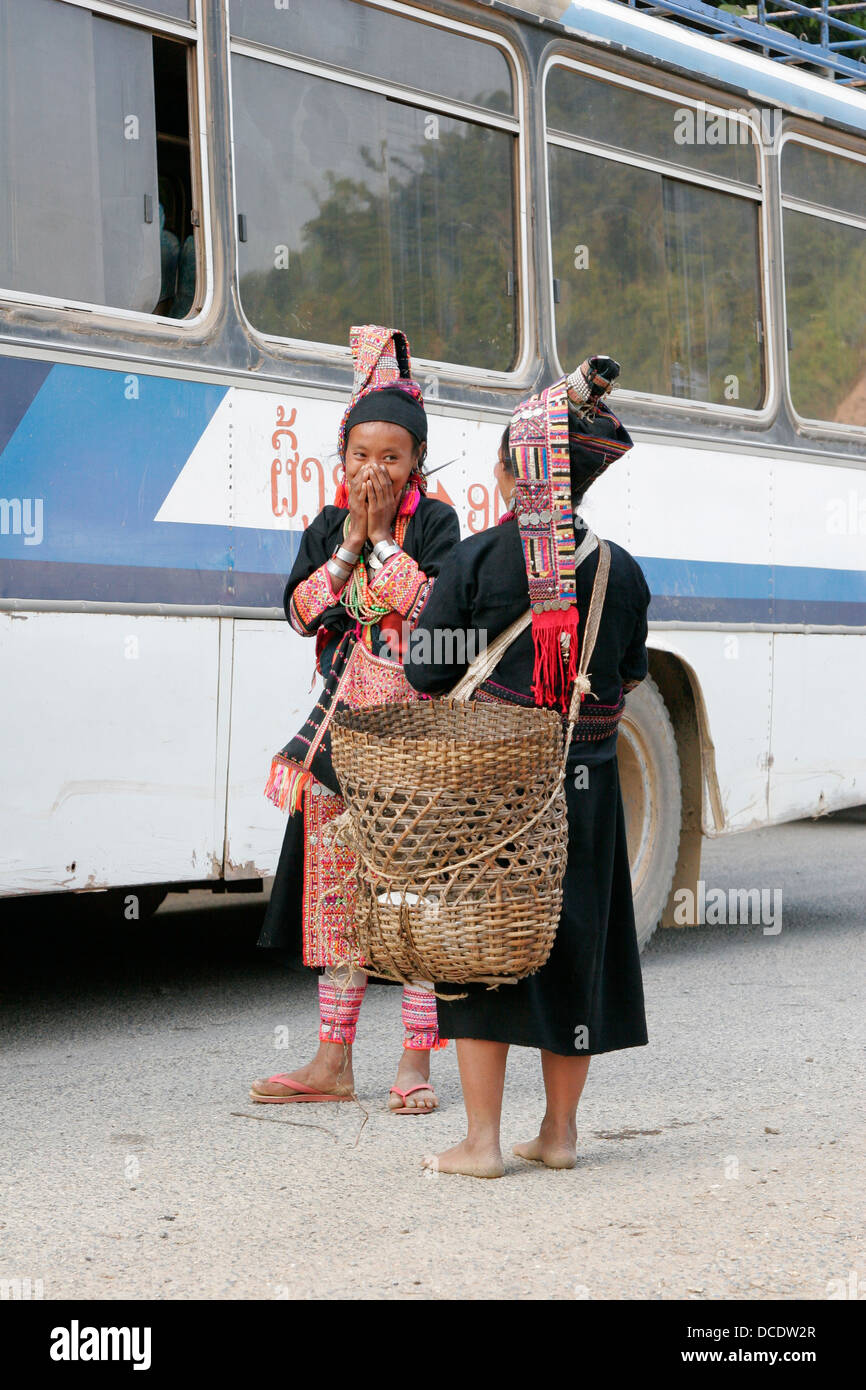 Giovani donne Akha vendita di merci presso la fermata degli autobus vicino Phongsali, Laos Foto Stock