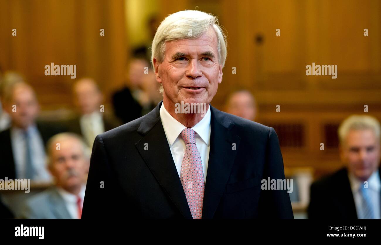 Testa del gruppo Otto Michael Otto arriva alla Hamburg Buergerschaft presso il municipio di Amburgo, Germania, 15 agosto 2013. I rappresentanti del Buergerschaft hanno conferito il premio della cittadinanza onoraria a Michael Otto. Foto: SVEN HOPPE Foto Stock