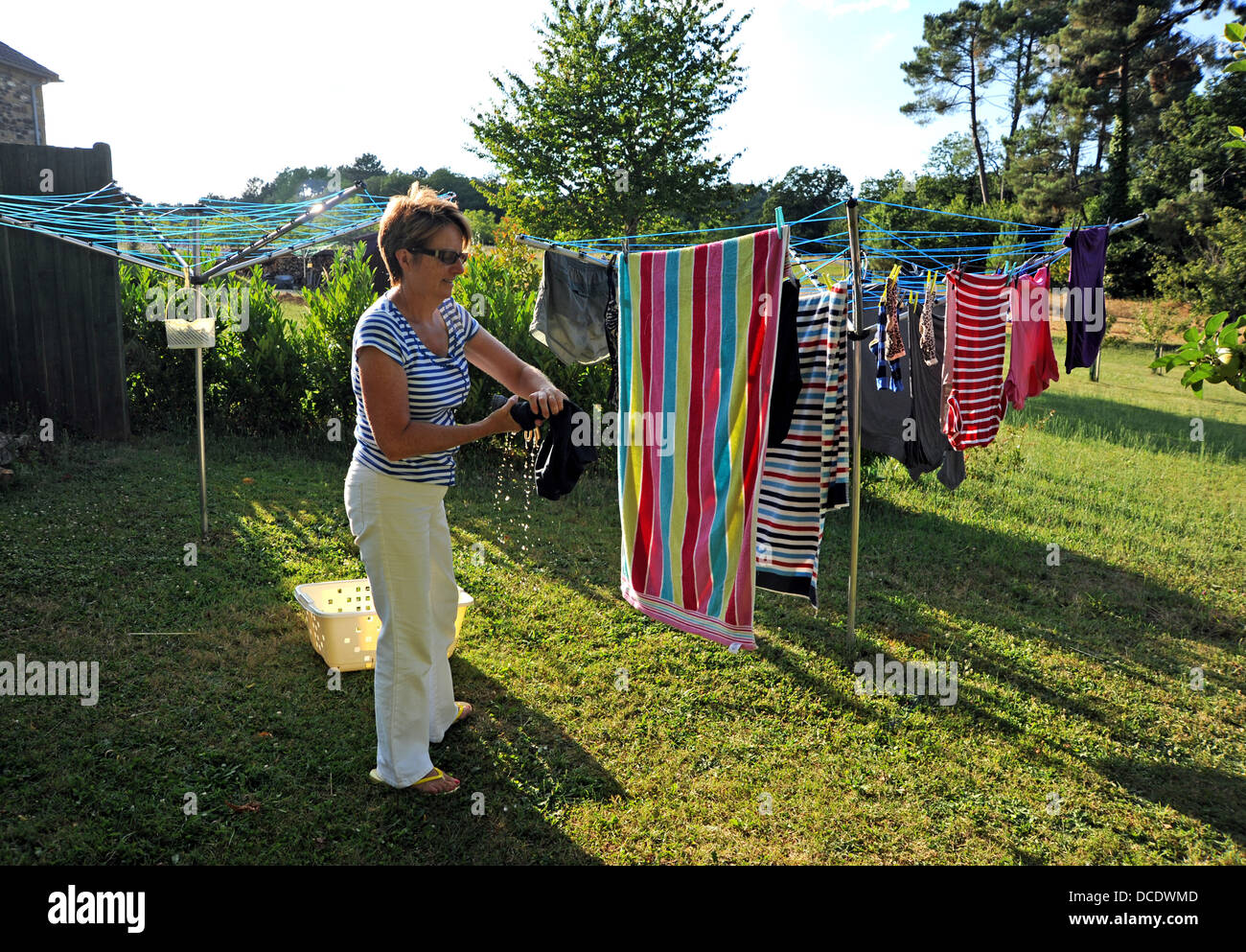 Donna appendere fuori il lavaggio a secco alla vacanza gite nel sacco Regione o dipartimento del sud ovest di midi-Pyrenees area della Francia Foto Stock