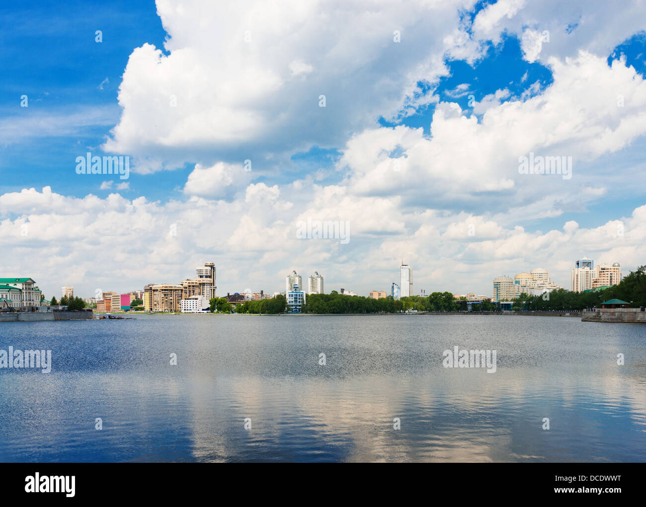 Vista del terrapieno Yekaterinburg City. Foto Stock