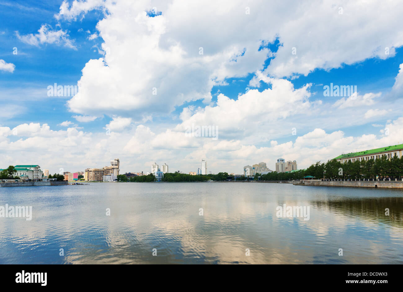Vista del terrapieno Yekaterinburg City. Foto Stock