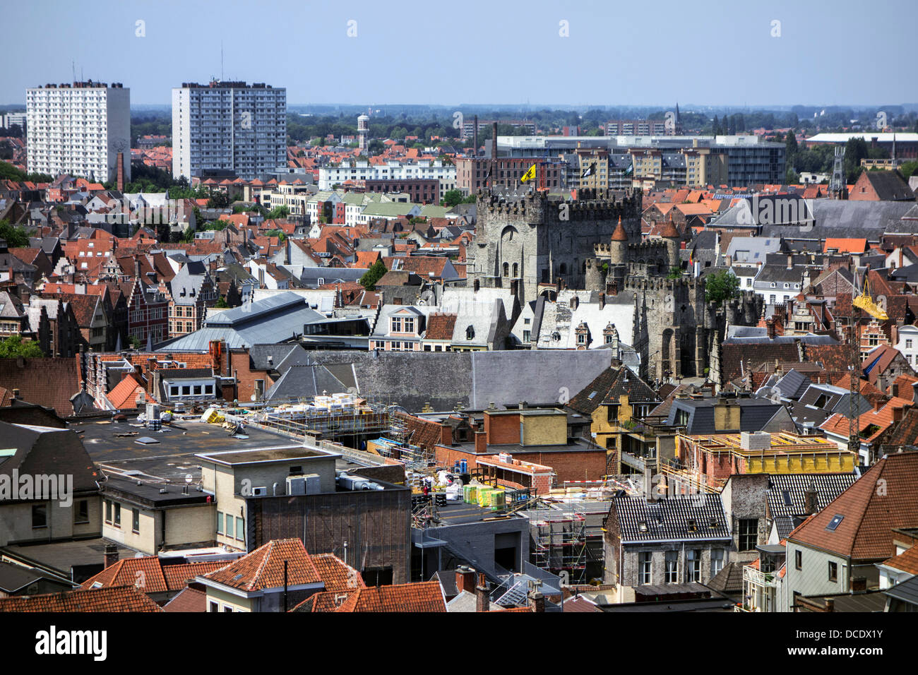 Vista su case, appartamenti e il meadieval Gravensteen / castello dei conti nel centro storico di Ghent, Belgio Foto Stock