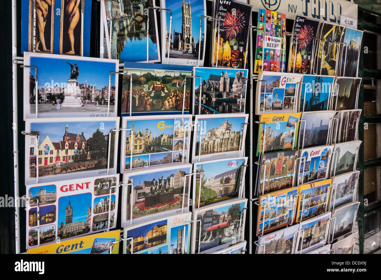 Cartoline turistiche dal centro storico della città di Gand sul display in rack di souvenir shop, Fiandre Orientali, Belgio Foto Stock