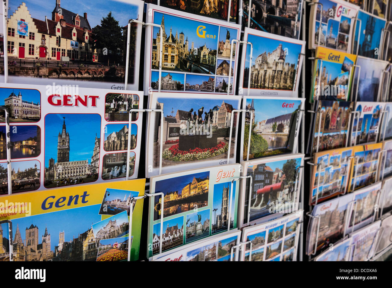 Cartoline turistiche dal centro storico della città di Gand sul display in rack di souvenir shop, Fiandre Orientali, Belgio Foto Stock