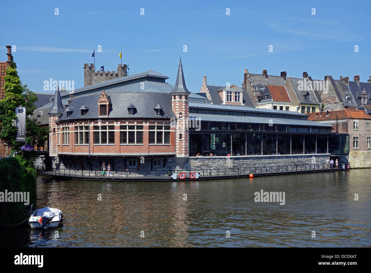 La Oude Vismijn / antico mercato del pesce ristorante / brasserie lungo il fiume Lys / Leie nel centro storico di Ghent, Belgio Foto Stock