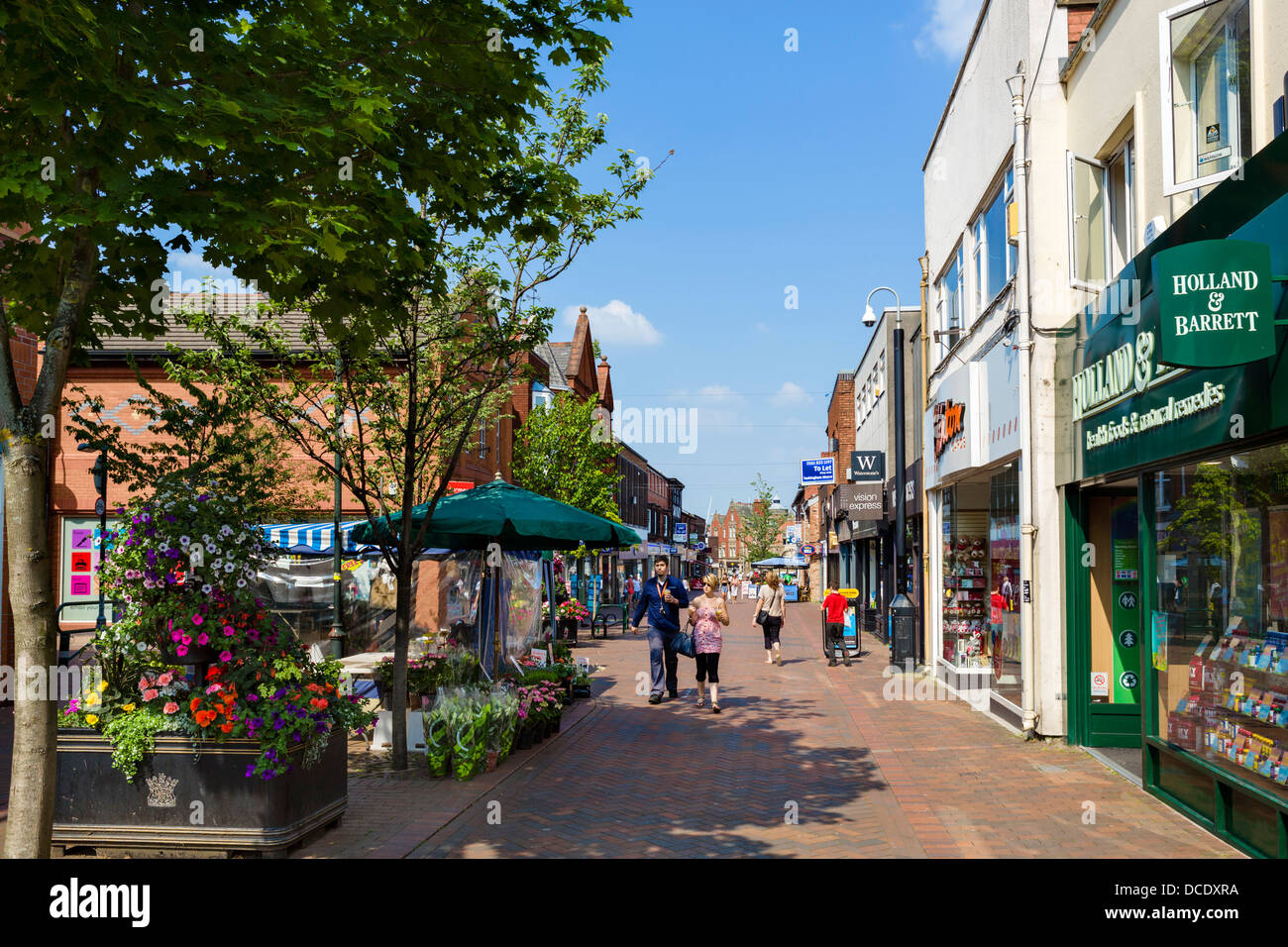 I negozi di High Street ( Grove Street ) nel centro della città, Wilmslow, Cheshire, Inghilterra, Regno Unito Foto Stock