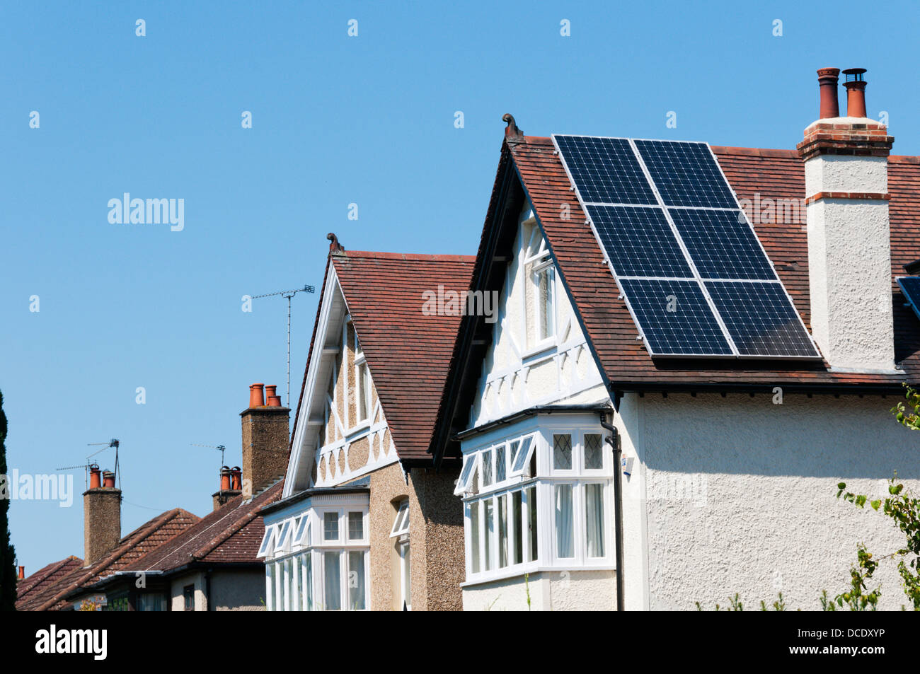 Foto di cellule di Voltaic montato sul tetto di un suburban casa bifamiliare. Foto Stock