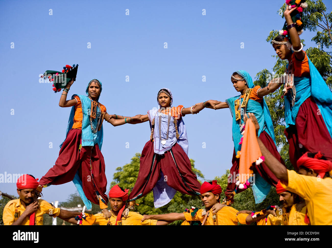 Tribale indiano danza acrobatica a Shlipgram , Udaipur India Foto Stock